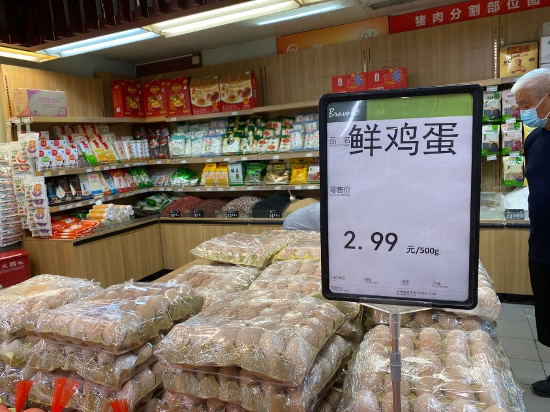 抓个正着!女子在通州一小区狂贴小广告 被监控全程拍下【太阳成集团tyc】(图1) 太阳成官网