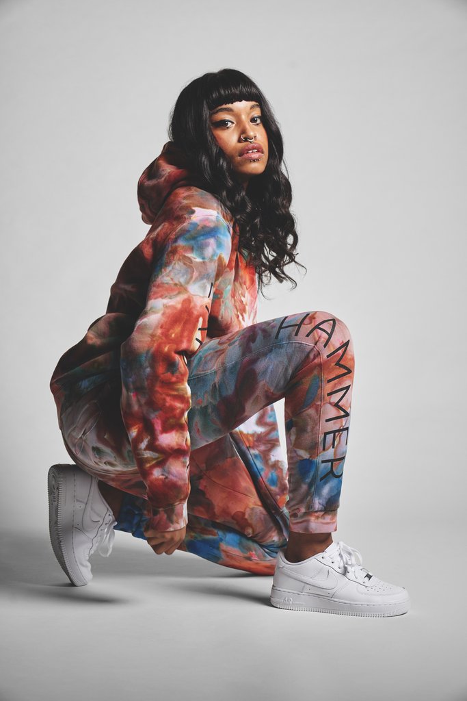 抓个正着!女子在通州一小区狂贴小广告 被监控全程拍下【太阳成集团tyc】(图2) 太阳成官网